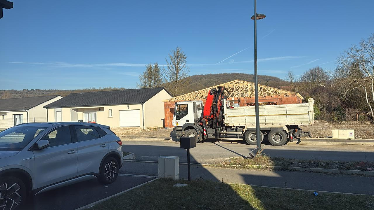 Livraison et levage de charpente par camion-grue